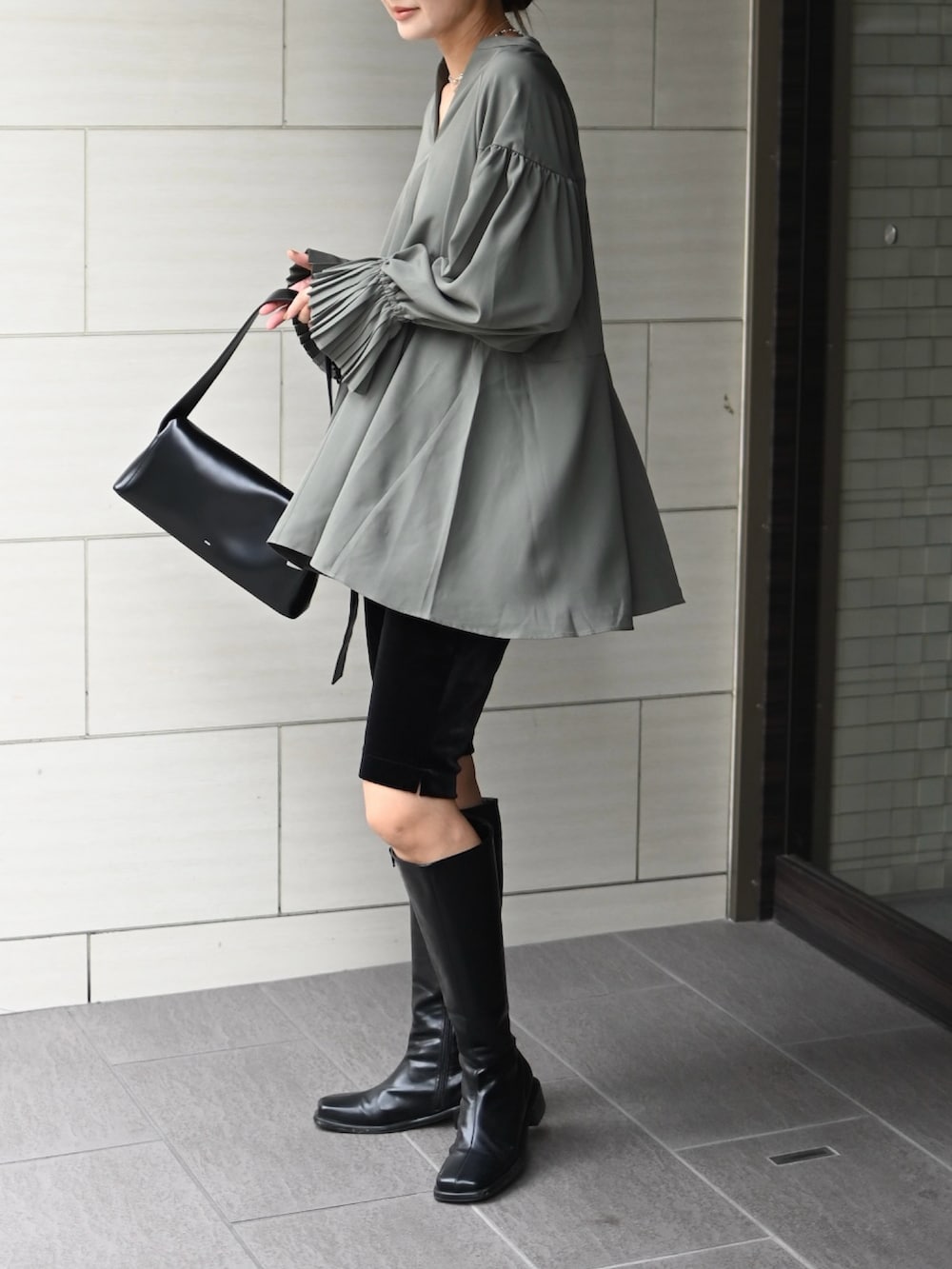 グリーン系のシャツ/ブラウス、ブラック系のショルダーバッグ、ブラック系のその他パンツを着用したレディースの秋コーディネートの4枚目の写真