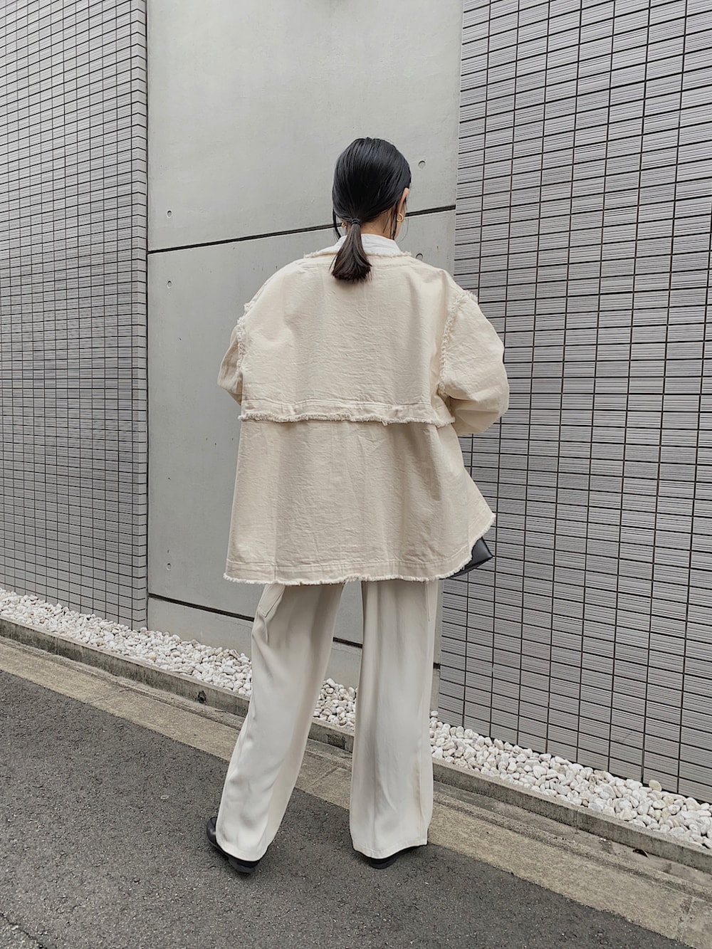 ホワイト系のデニムジャケット、ホワイト系のサロペット/オーバーオール、ブラック系のローファーを着用したレディースの冬コーディネートの3枚目の写真