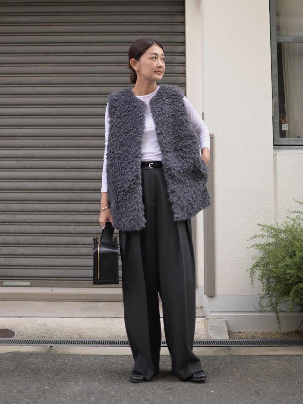 グレー系のベスト、グレー系のその他パンツ、ブラック系のローファーを着用したレディースの秋コーディネートの5枚目の写真