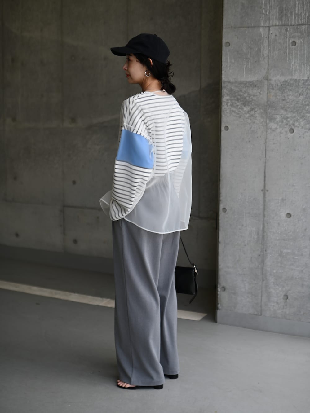 ホワイト系のシャツ/ブラウス、ブルー系のTシャツ/カットソー、ブラック系のショルダーバッグを着用したレディースの春コーディネートの3枚目の写真