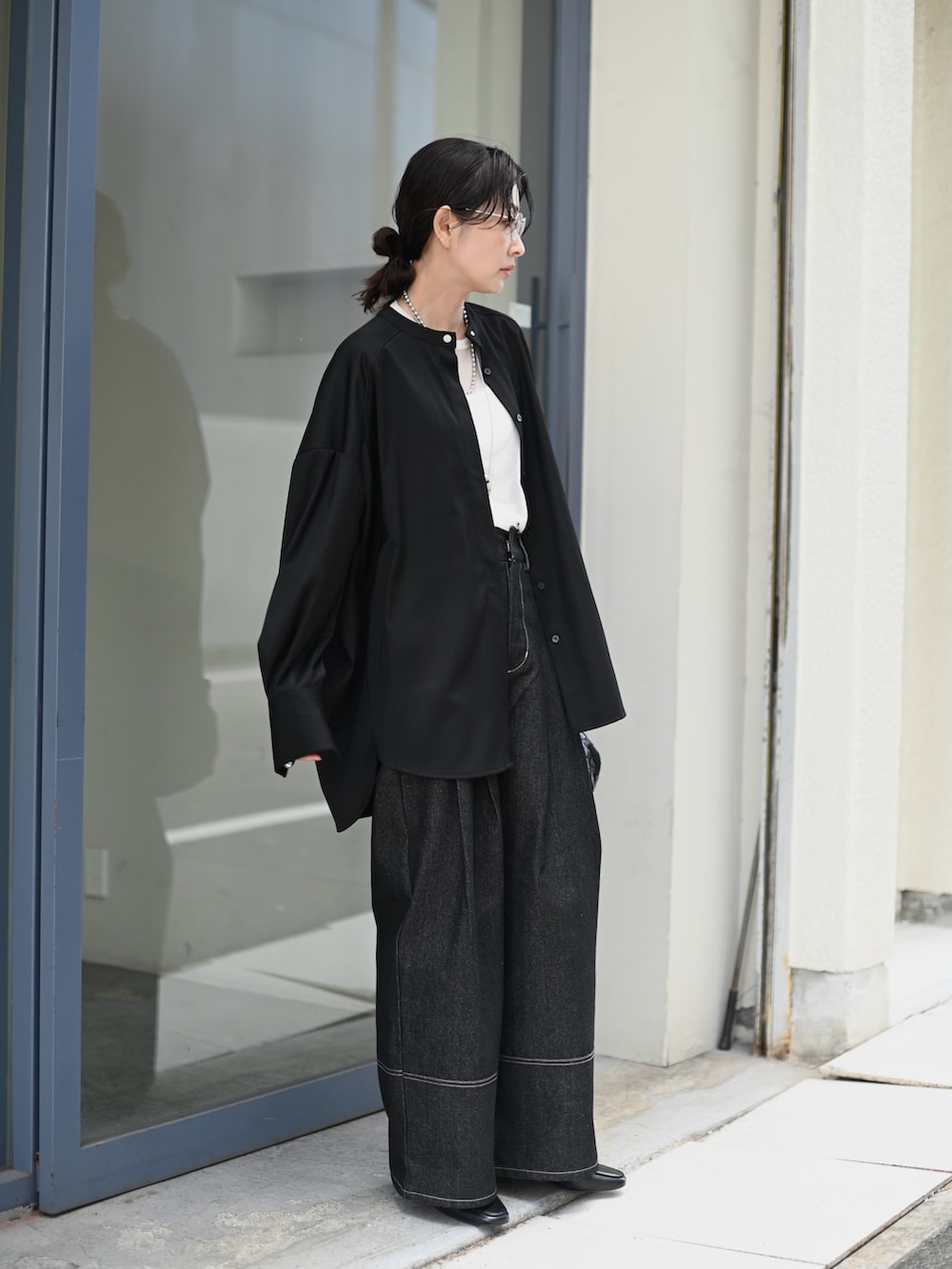 ブラック系のシャツ/ブラウス、シルバー系のネックレスを着用したレディースの春コーディネートの2枚目の写真