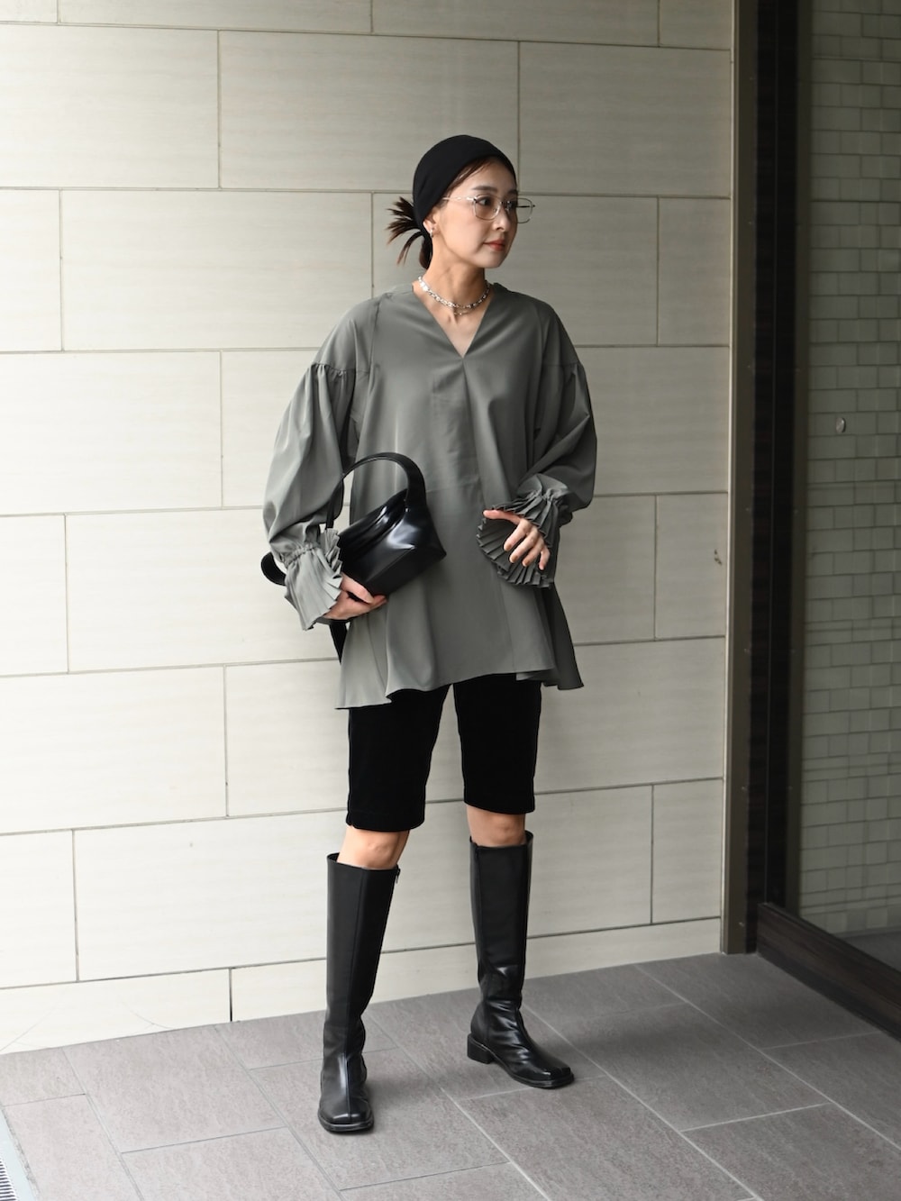 グリーン系のシャツ/ブラウス、ブラック系のショルダーバッグ、ブラック系のその他パンツを着用したレディースの秋コーディネートの2枚目の写真