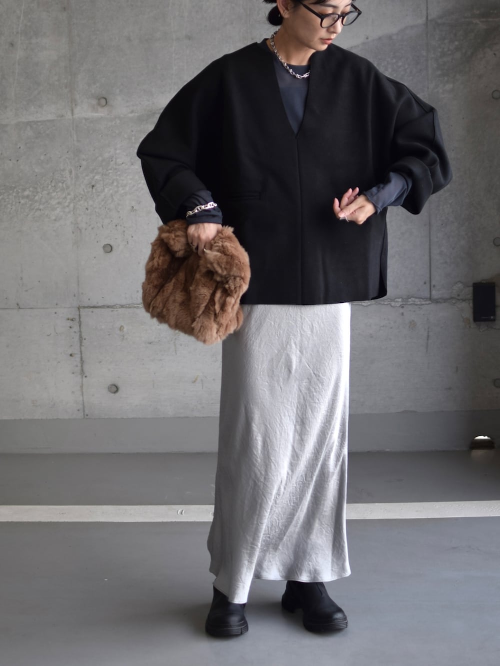 ブラック系のTシャツ/カットソー、グレー系のTシャツ/カットソー、シルバー系のスカートを着用したレディースの秋コーディネートの4枚目の写真