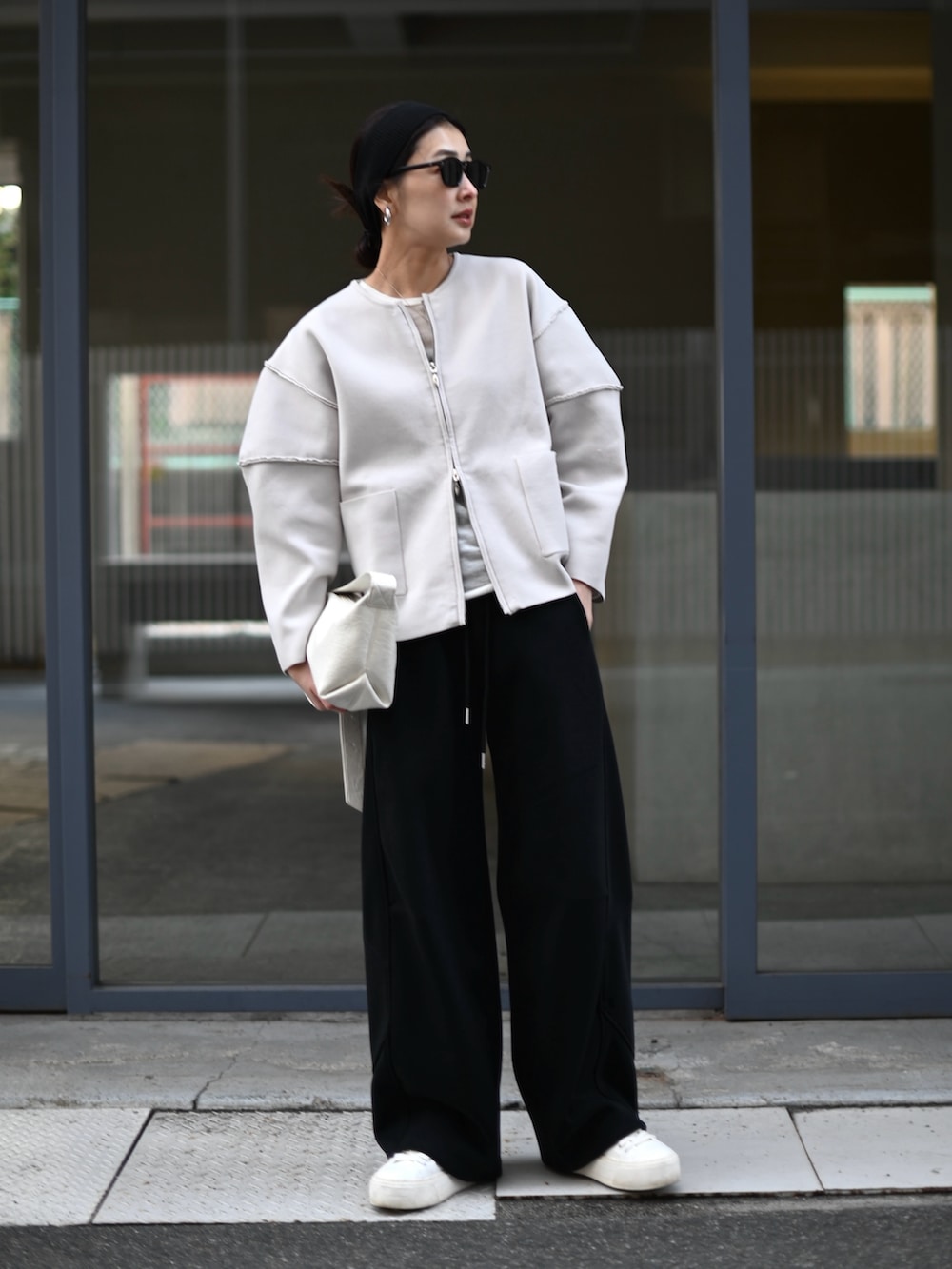 グレー系のカーディガン/ボレロ、ブラック系のスウェットパンツ、ホワイト系のスニーカーを着用したレディースの冬コーディネートの4枚目の写真