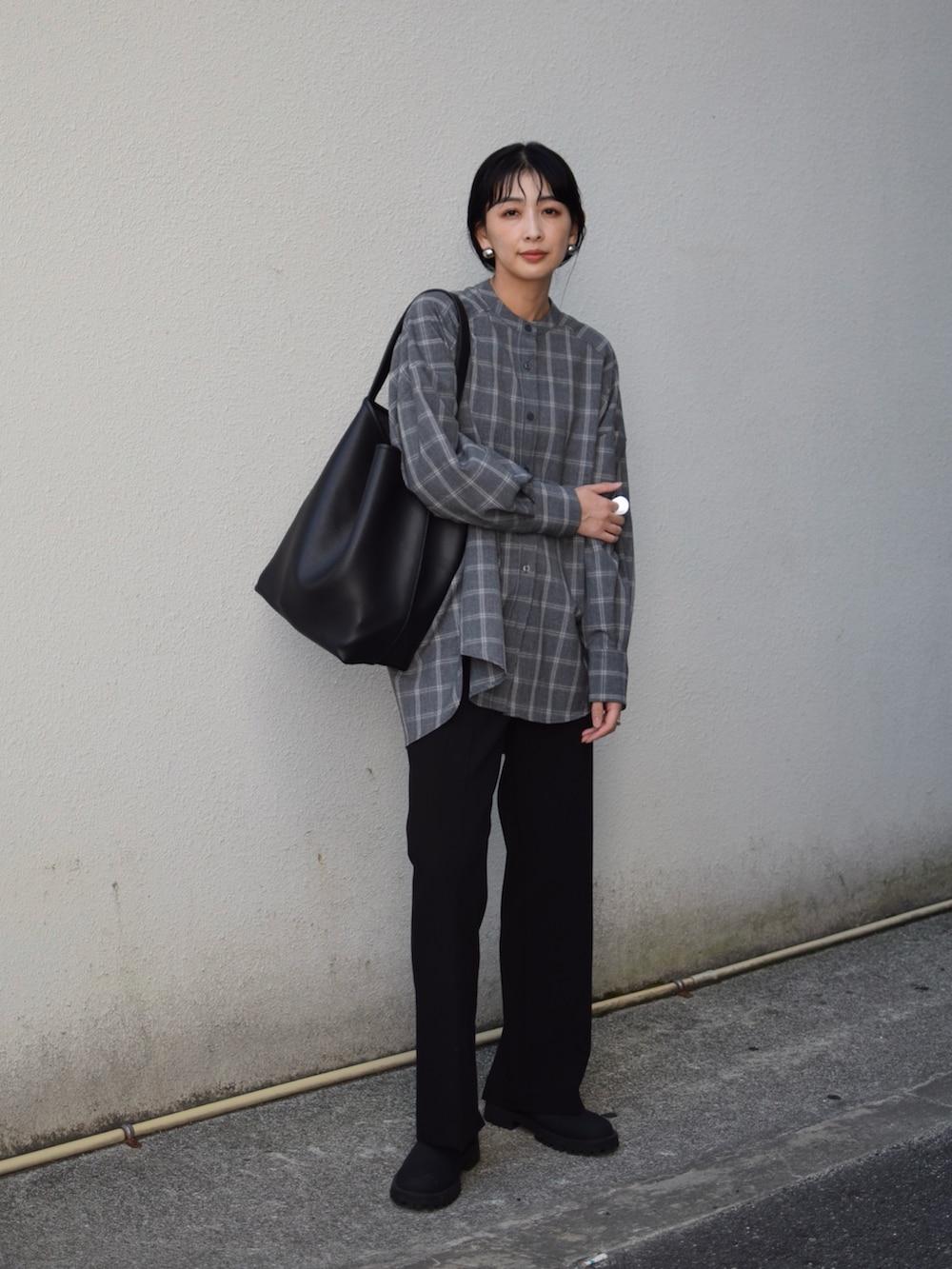 グレー系のシャツ/ブラウス、ブラック系のショルダーバッグ、ブラック系のその他パンツを着用したレディースの冬コーディネートの3枚目の写真