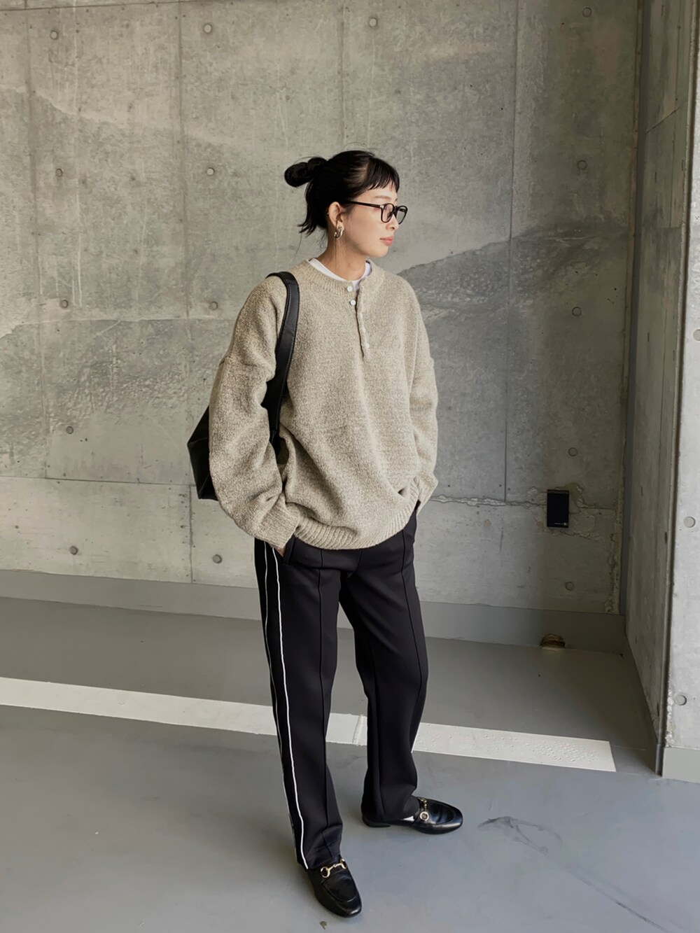 グレー系のニット/セーター、ブラック系のその他パンツ、ブラック系のローファーを着用したレディースの冬コーディネートの3枚目の写真