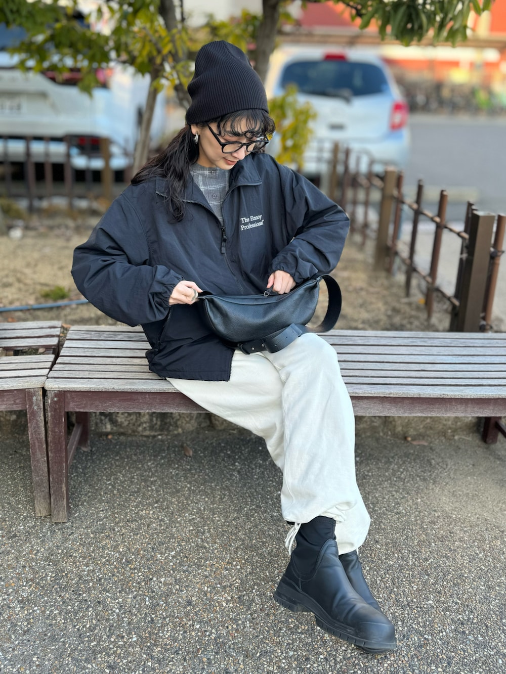 ブラック系のナイロンジャケット、グレー系のシャツ/ブラウス、ブラック系のショルダーバッグを着用したレディースの冬コーディネートの3枚目の写真