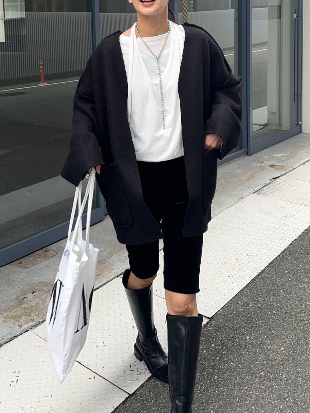 「モード、モノトーンコーデ、カーディガン、オーバーカーディガン、ハーフパンツ、バイカーパンツ、ロングブーツ、ブーツ、メガネ女子、トートバック」｜「MarientのリバーシブルオーバーCD（カーディガン/ボレロ、ブラック系）」を使った、MARIKOさん（レディース・168cm）の冬コーディネートの3枚目の写真