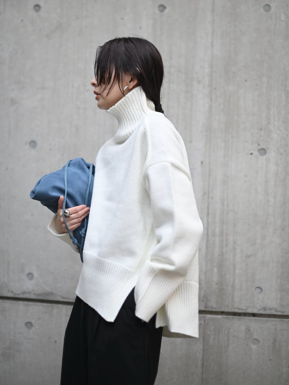 ホワイト系のニット/セーター、ブラック系のスニーカー、ブラック系のその他アウターを着用したレディースの冬コーディネートの3枚目の写真