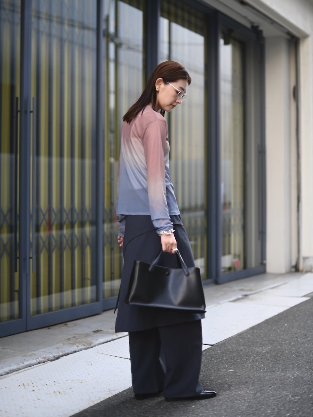 ピンク系のTシャツ/カットソー、ブラック系のトートバッグを着用したレディースの春コーディネートの2枚目の写真