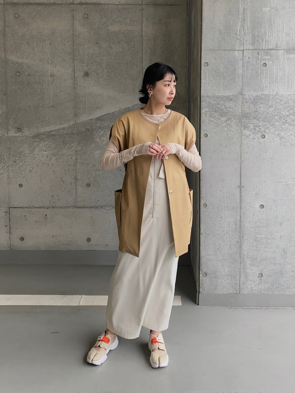 ベージュ系のベスト、ホワイト系のTシャツ/カットソー、その他のスニーカーを着用したレディースの春コーディネートの3枚目の写真