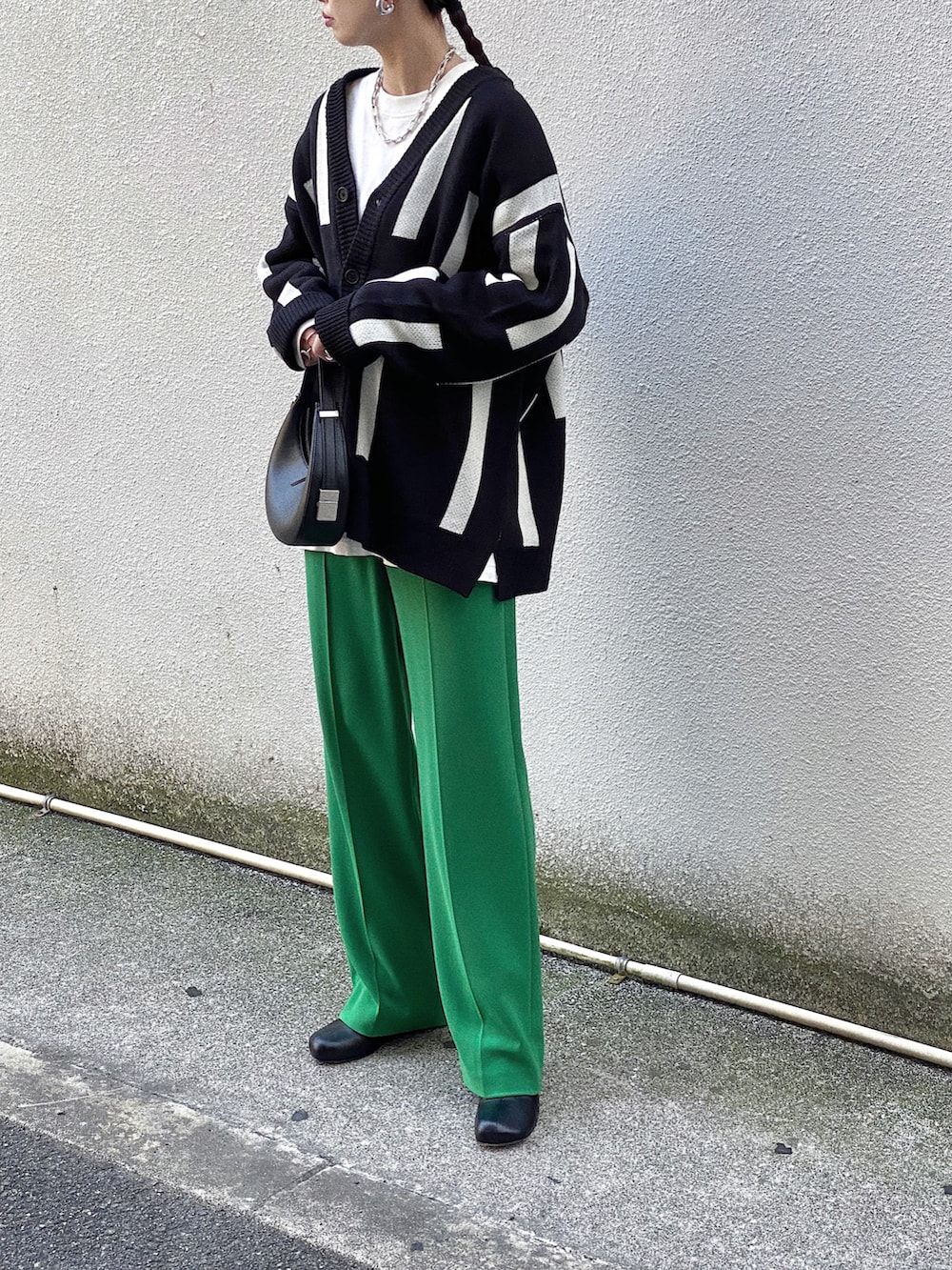 ブラック系のカーディガン/ボレロ、グリーン系のその他パンツ、ブラック系のメガネを着用したレディースの秋コーディネートの2枚目の写真