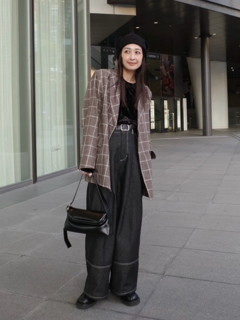 ブラック系のTシャツ/カットソー、ブラック系のデニムパンツ、ブラック系のショルダーバッグを着用したレディースの秋コーディネートの5枚目の写真