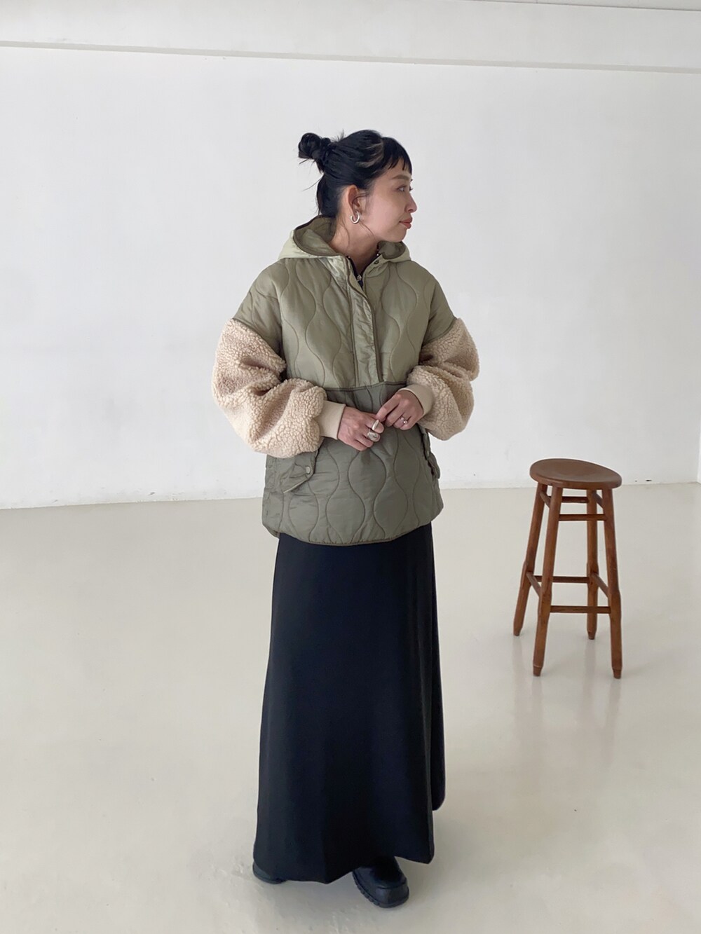 グリーン系のダウンジャケット/コートを着用したレディースの秋コーディネートの2枚目の写真