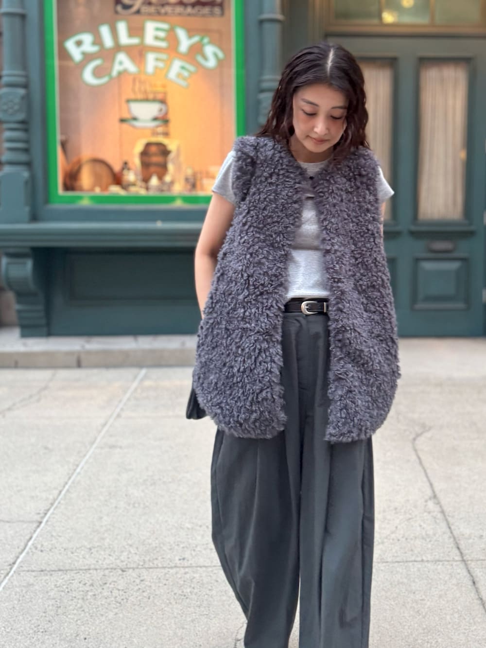 グレー系のTシャツ/カットソー、グレー系のスラックス、ブラック系のスニーカーを着用したレディースの秋コーディネートの2枚目の写真