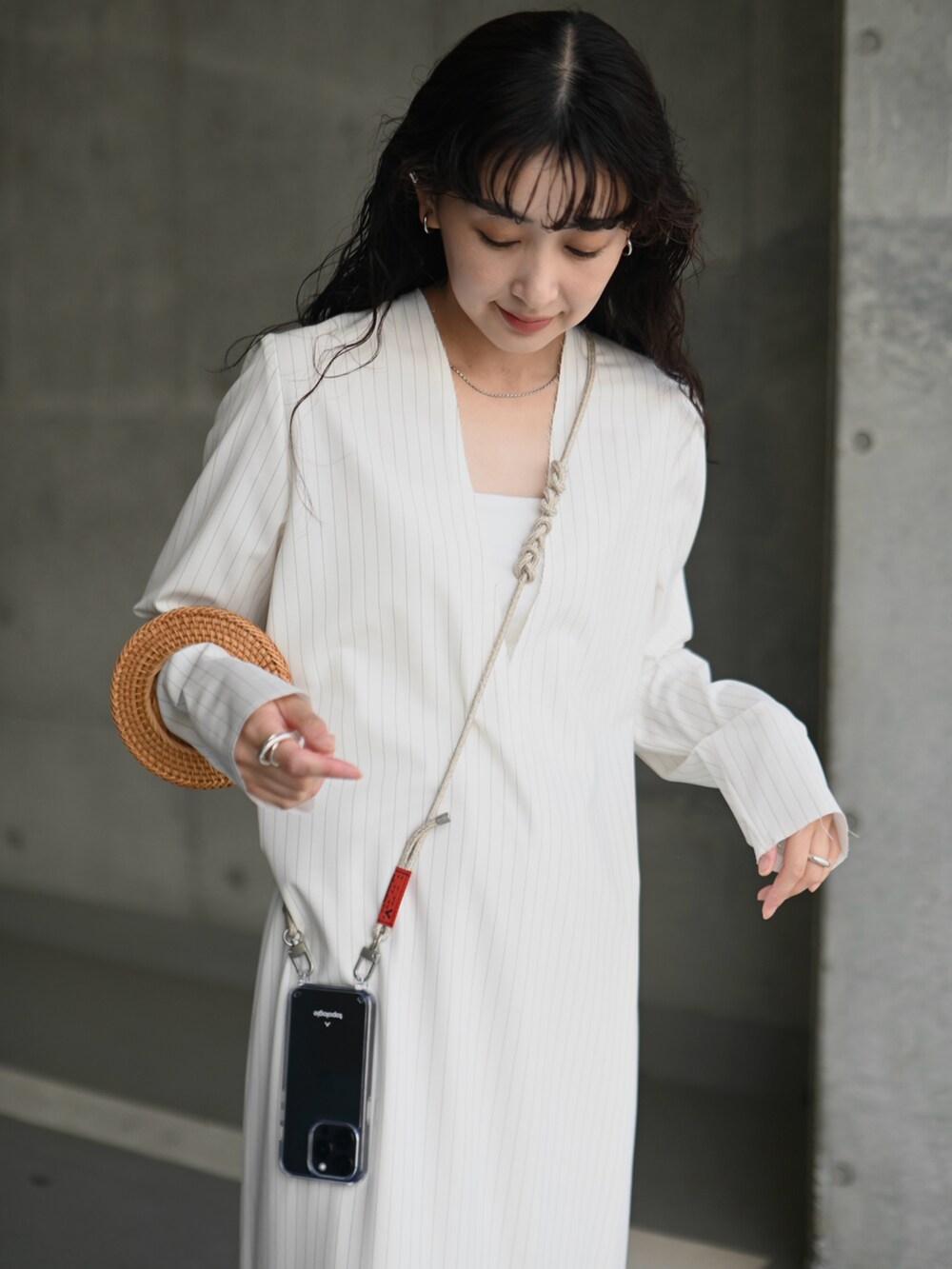 ホワイト系のワンピース、ブラック系のスニーカー、ブラック系のキャミソールを着用したレディースの春コーディネートの4枚目の写真