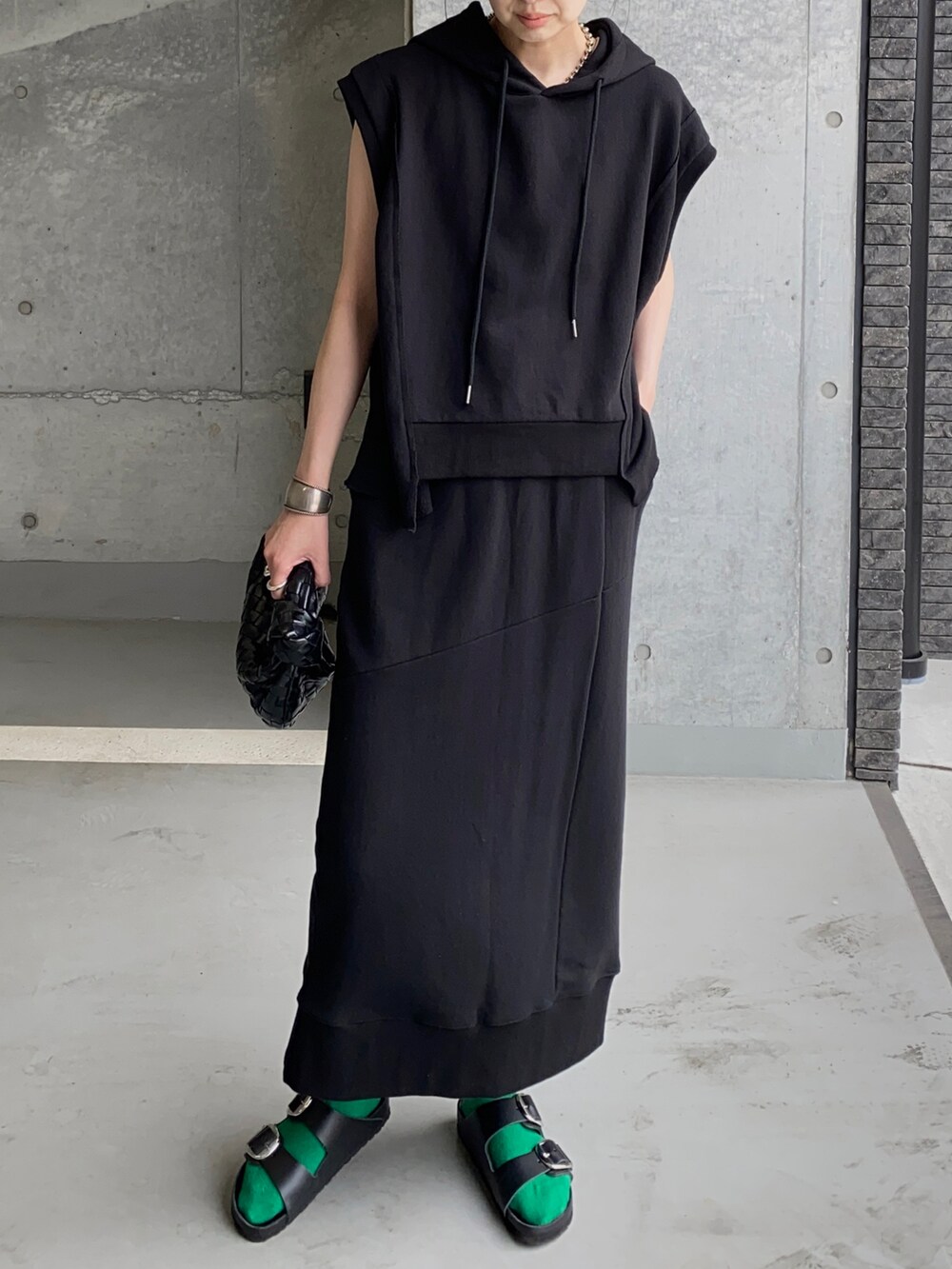 ブラック系のワンピース、ブラック系のサンダル、グリーン系のソックス/靴下を着用したレディースの夏コーディネートの3枚目の写真