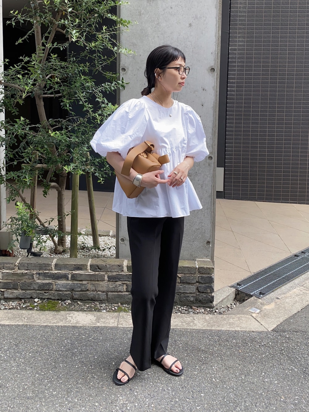 ホワイト系のシャツ/ブラウス、ブラウン系のショルダーバッグ、ブラック系のサンダルを着用したレディースの夏コーディネートの2枚目の写真