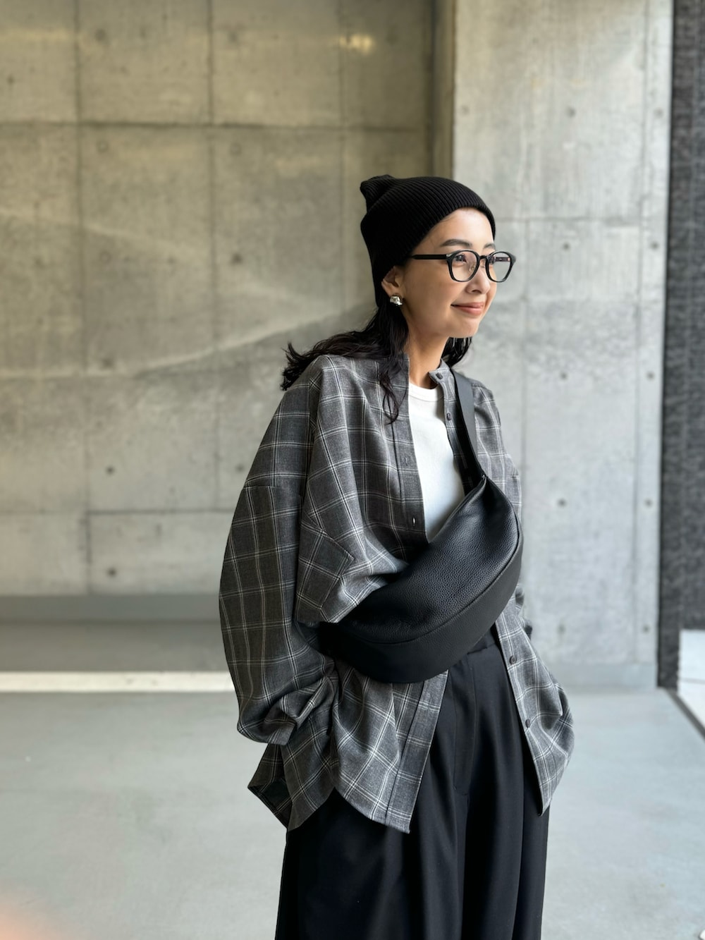 グレー系のシャツ/ブラウス、ブラック系のスラックス、ブラック系のスニーカーを着用したレディースの秋コーディネートの2枚目の写真