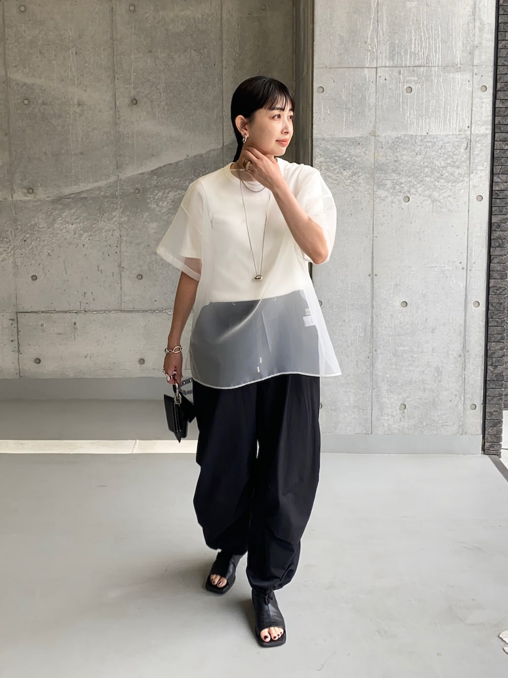MARIKOさんの「＜OSOI（オソイ）＞BANGLERING バッグ（OSOI）」を使ったコーディネートの2枚目の写真