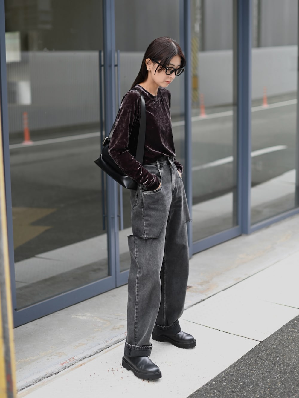 グレー系のTシャツ/カットソー、ブラック系のデニムパンツ、ブラック系のブーツを着用したレディースの秋コーディネートの2枚目の写真