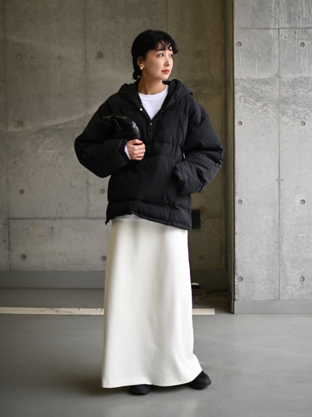 ブラック系のダウンジャケット/コート、ブラック系のスニーカーを着用したレディースの冬コーディネートの5枚目の写真