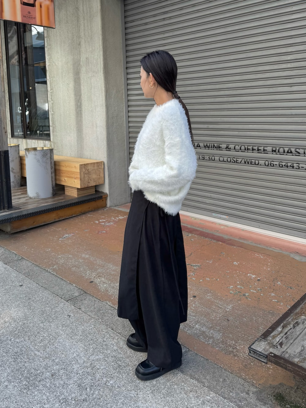 ホワイト系のニット/セーター、ブラック系のスラックス、ブラック系のローファーを着用したレディースの冬コーディネートの4枚目の写真