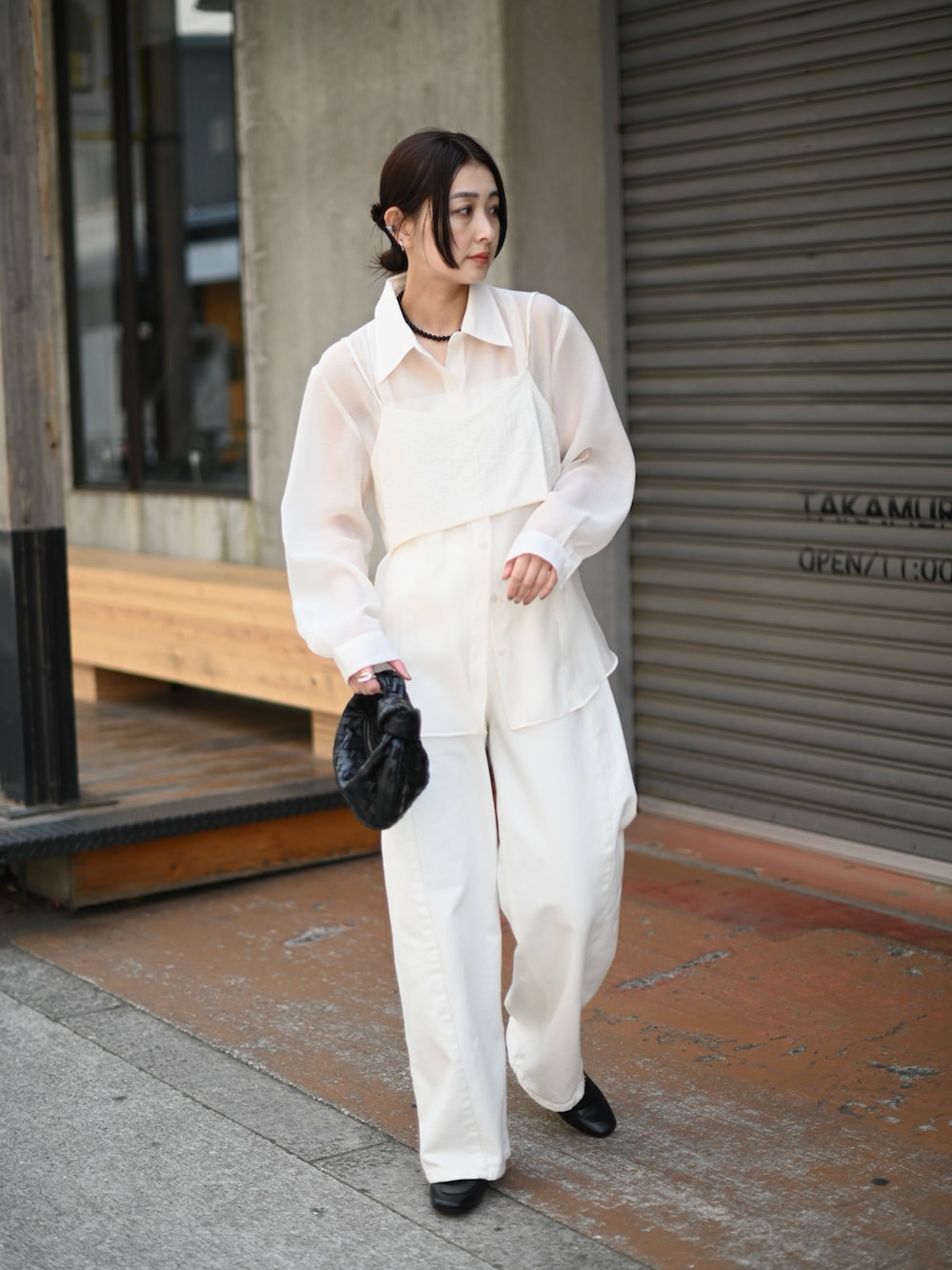 ホワイト系のキャミソール、ホワイト系のシャツ/ブラウス、ホワイト系のデニムパンツを着用したレディースの夏コーディネートの3枚目の写真