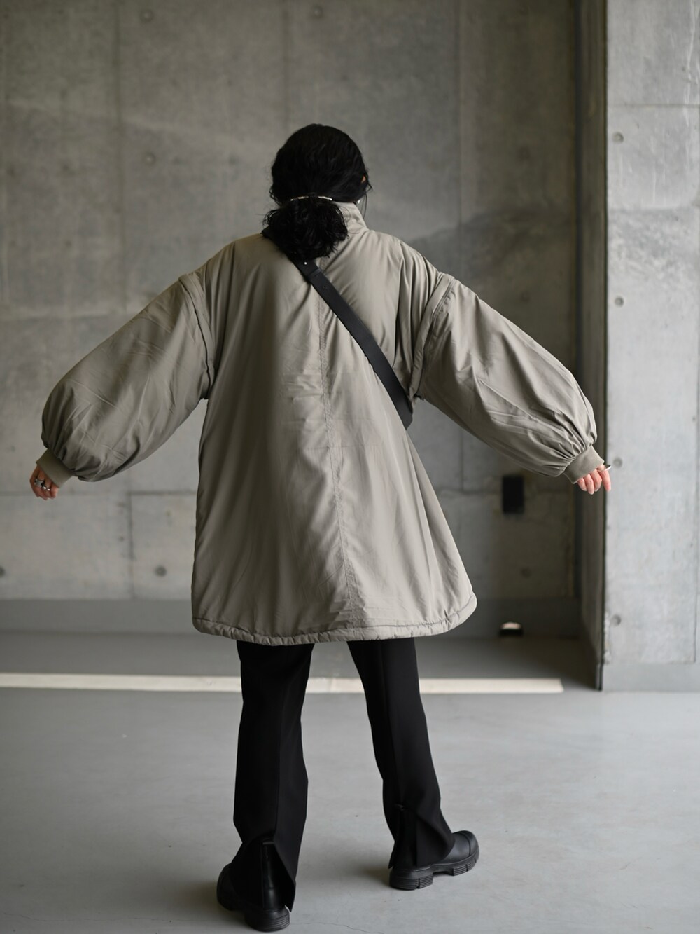 グリーン系のダウンジャケット/コート、ブラック系のその他パンツ、ブラック系のブーツを着用したレディースの秋コーディネートの3枚目の写真