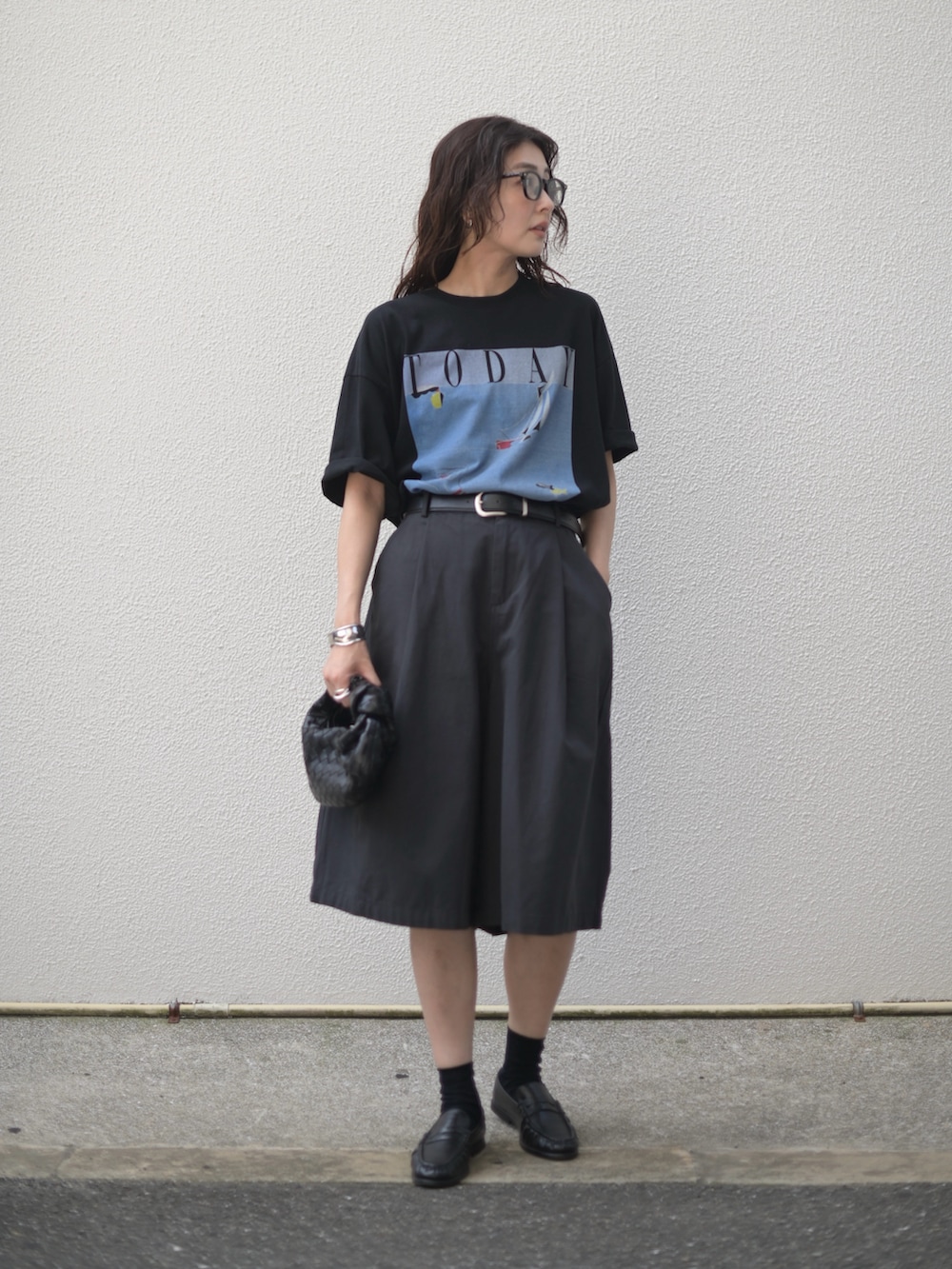 ブラック系のTシャツ/カットソー、ブラック系のその他パンツ、ブラック系のローファーを着用したレディースの秋コーディネートの2枚目の写真