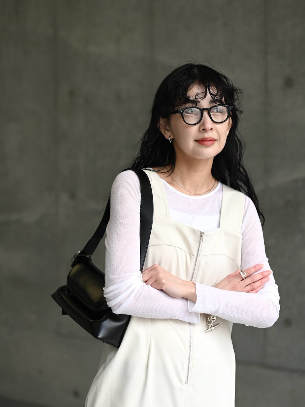 「今日のコスメと服、サロペット、オールインワン、ワントーンコーデ、レイヤードスタイル、ショルダーバッグ、ローファー、メガネ女子、お出かけコーデ、休日スタイル、春コーデ、春色、春、モノトーン、モノトーンコーデ」｜「Marientのセンタージップツイルサロペット（サロペット/オーバーオール、ホワイト系）」を使った、MARIKOさん（レディース・168cm）の春コーディネートの3枚目の写真