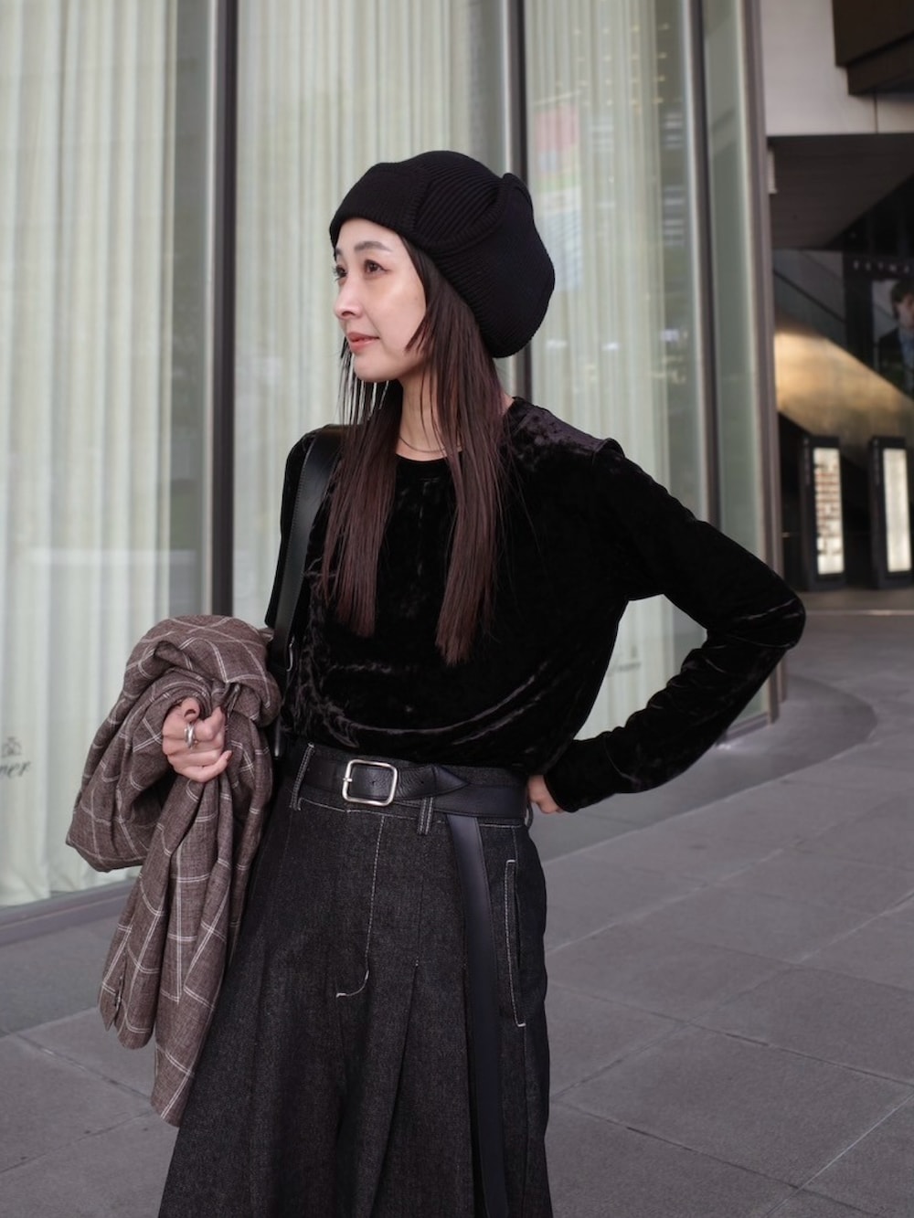 ブラック系のTシャツ/カットソー、ブラック系のデニムパンツ、ブラック系のショルダーバッグを着用したレディースの秋コーディネートの3枚目の写真