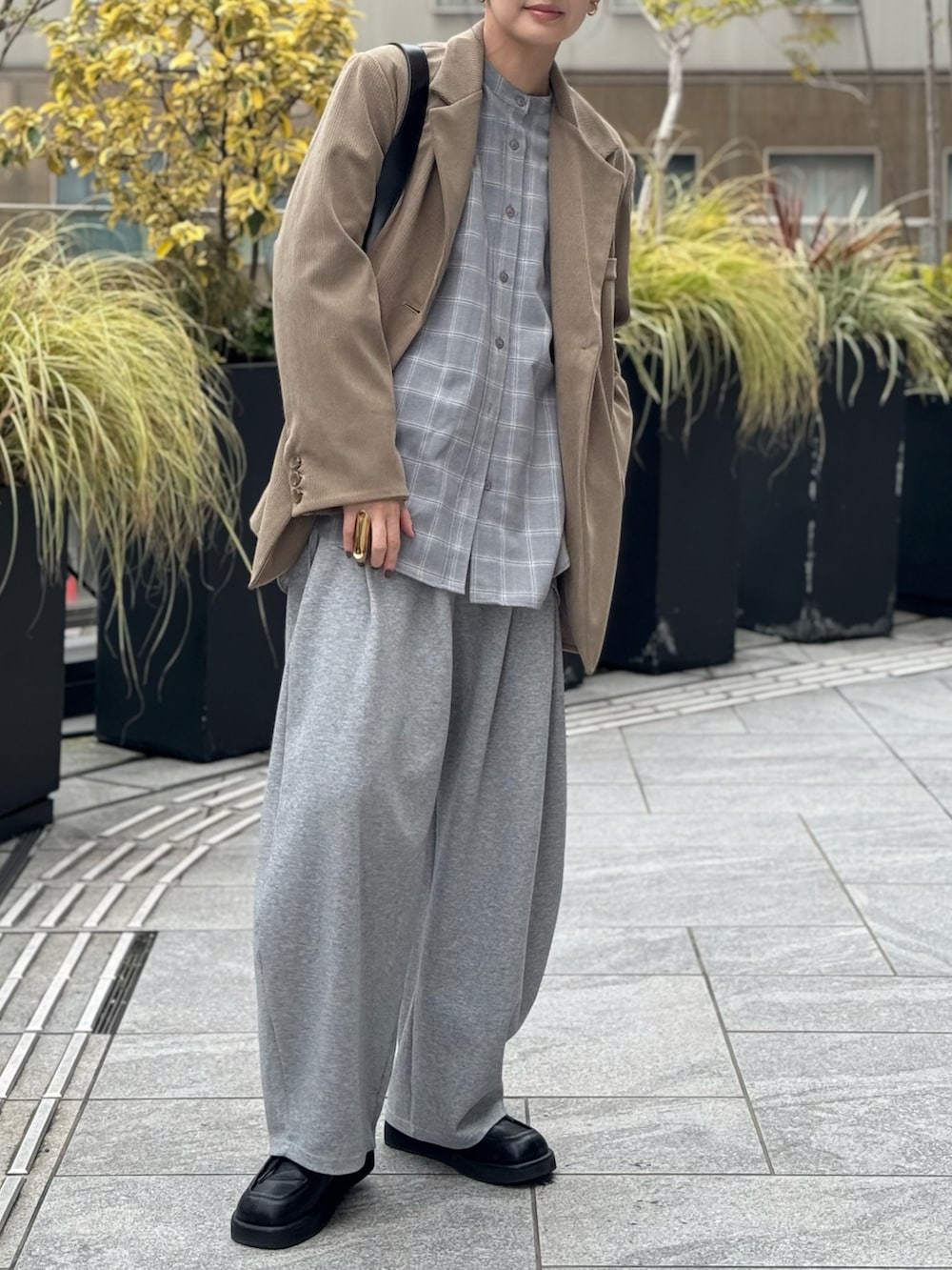 グレー系のシャツ/ブラウス、グレー系のスウェットパンツ、ブラック系のローファーを着用したレディースの春コーディネートの3枚目の写真