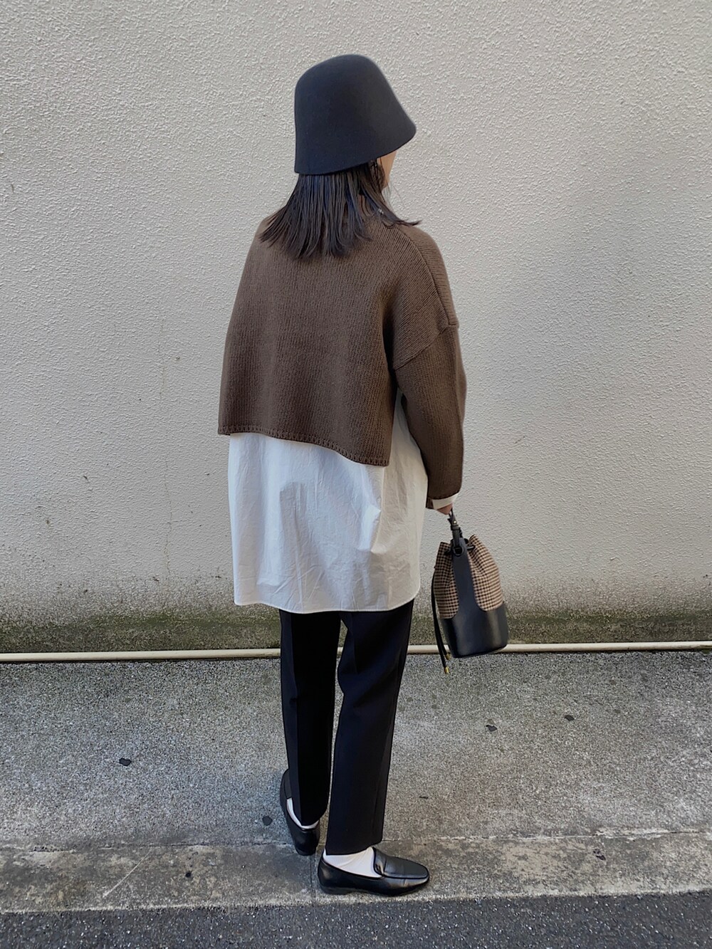 ホワイト系のシャツ/ブラウス、ブラック系のローファーを着用したレディースの冬コーディネートの2枚目の写真