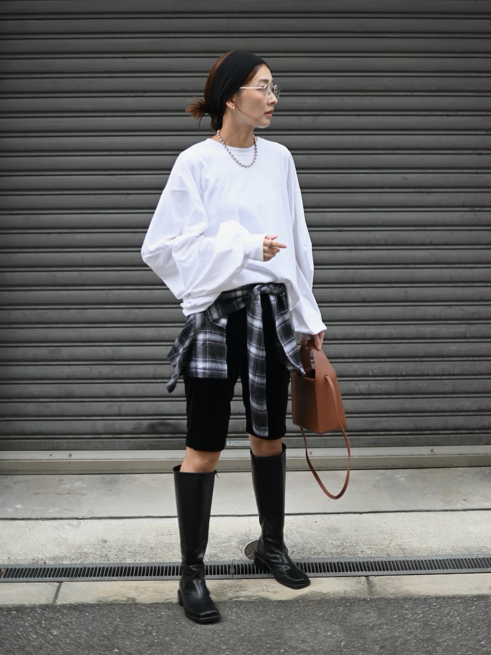 ホワイト系のTシャツ/カットソー、ブラック系のその他パンツ、ブラック系のヘアバンドを着用したレディースの秋コーディネートの3枚目の写真