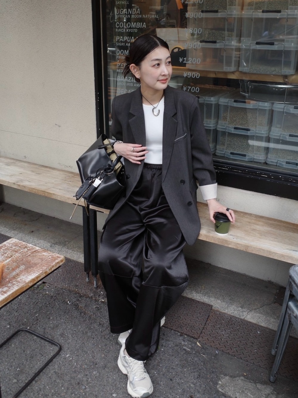 ブラック系のその他パンツ、グレー系のテーラードジャケット、ベージュ系のその他小物を着用したレディースの春コーディネートの2枚目の写真