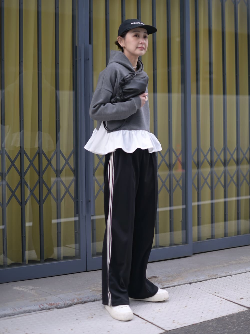 グレー系のテーラードジャケット、グレー系のTシャツ/カットソー、ブラック系のスウェットパンツを着用したレディースの春コーディネートの3枚目の写真