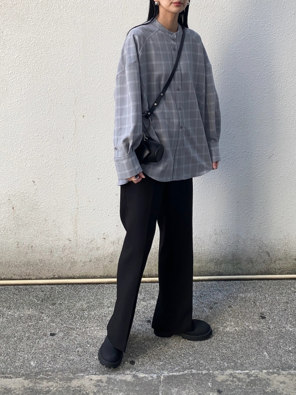 グレー系のシャツ/ブラウス、ブラック系のショルダーバッグ、ブラック系のその他パンツを着用したレディースの冬コーディネートの2枚目の写真