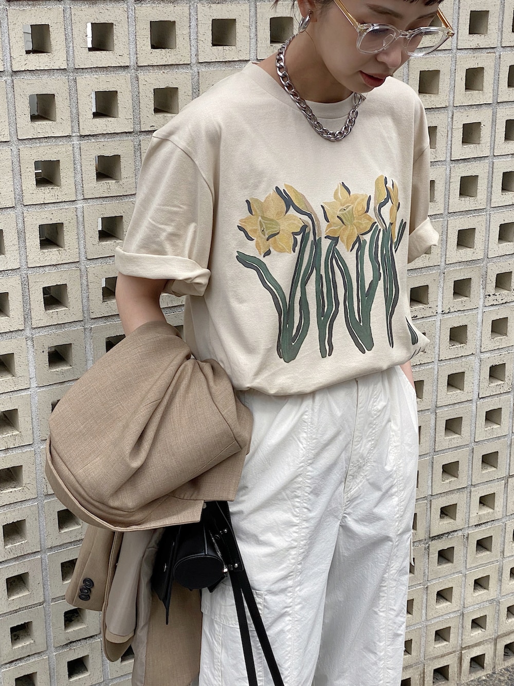 ベージュ系のTシャツ/カットソー、ホワイト系のその他パンツ、ベージュ系のテーラードジャケットを着用したレディースの春コーディネートの3枚目の写真