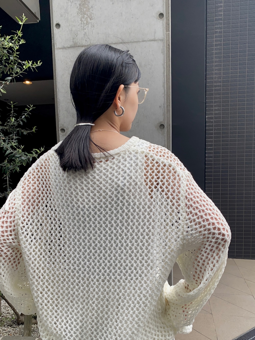 ホワイト系のニット/セーター、ホワイト系のその他パンツ、その他のスニーカーを着用したレディースの夏コーディネートの4枚目の写真