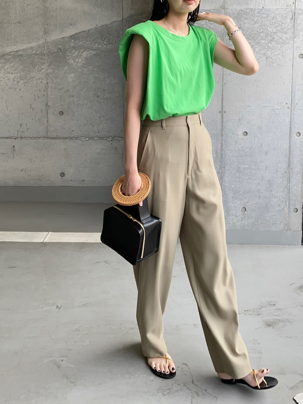 グリーン系のTシャツ/カットソー、ベージュ系のその他パンツ、ブラック系のハンドバッグを着用したレディースの夏コーディネートの2枚目の写真