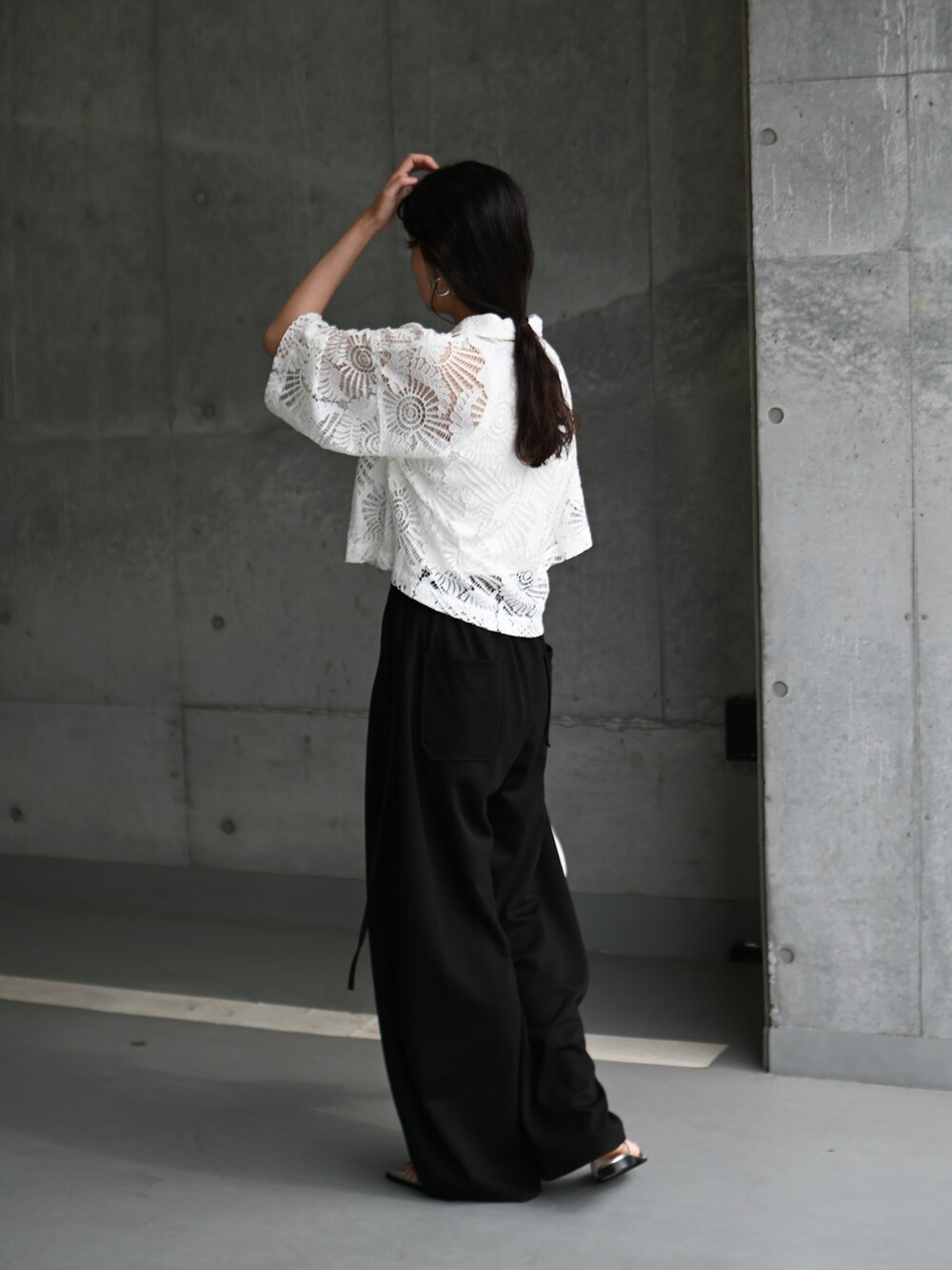 ホワイト系のシャツ/ブラウス、ブラック系のスウェットパンツ、シルバー系のサンダルを着用したレディースの夏コーディネートの3枚目の写真