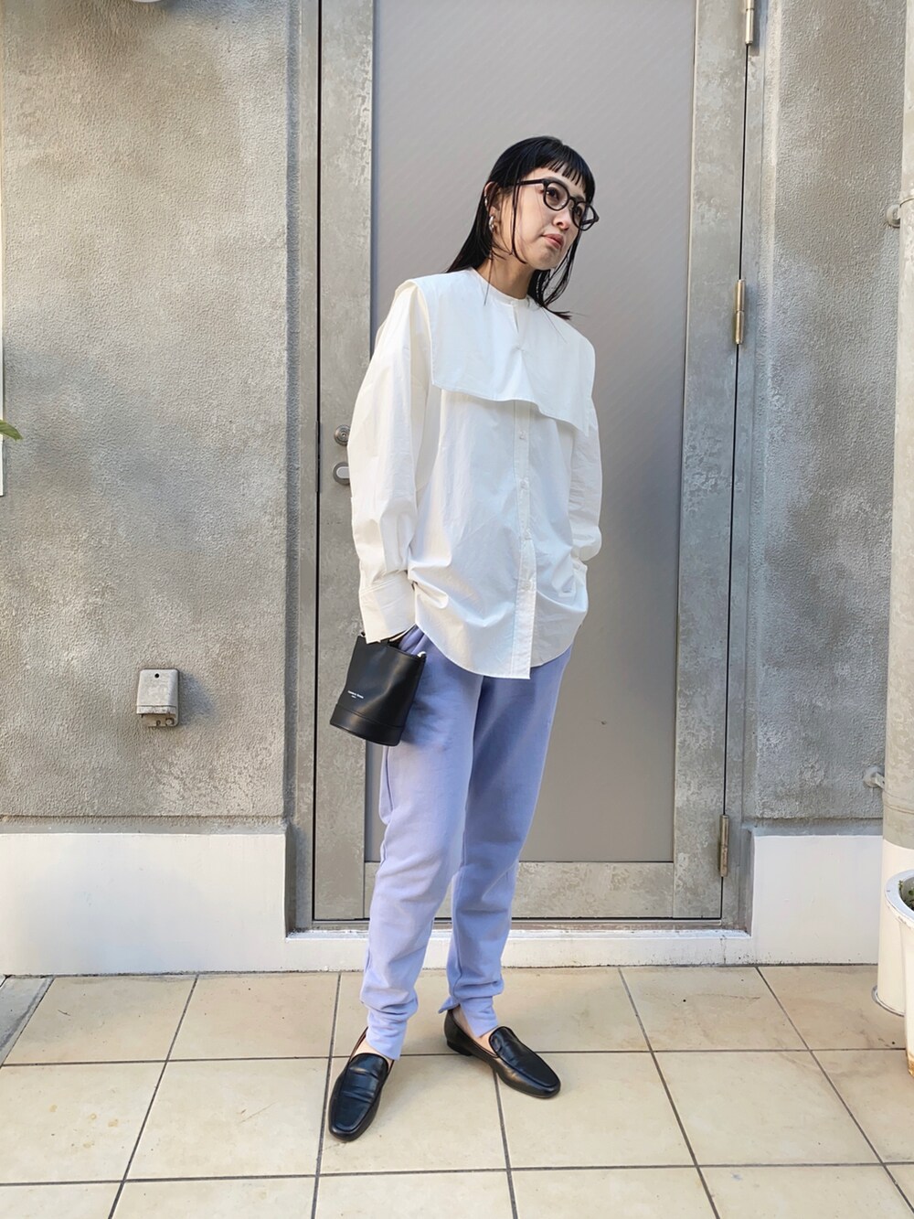 ホワイト系のシャツ/ブラウス、ブラック系のローファーを着用したレディースの春コーディネートの3枚目の写真