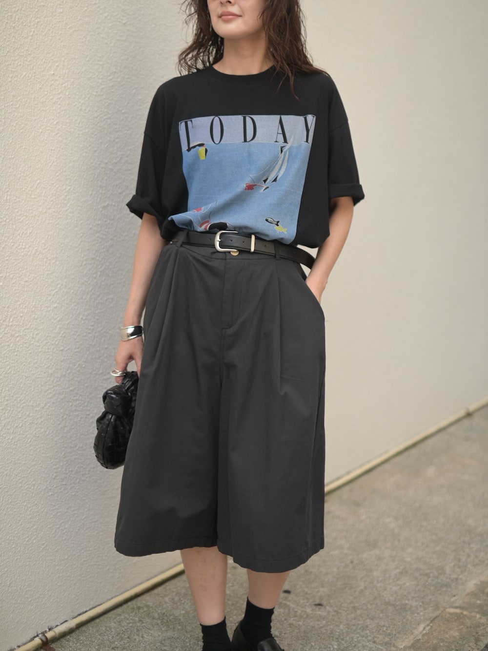 ブラック系のTシャツ/カットソー、ブラック系のその他パンツ、ブラック系のローファーを着用したレディースの秋コーディネートの3枚目の写真
