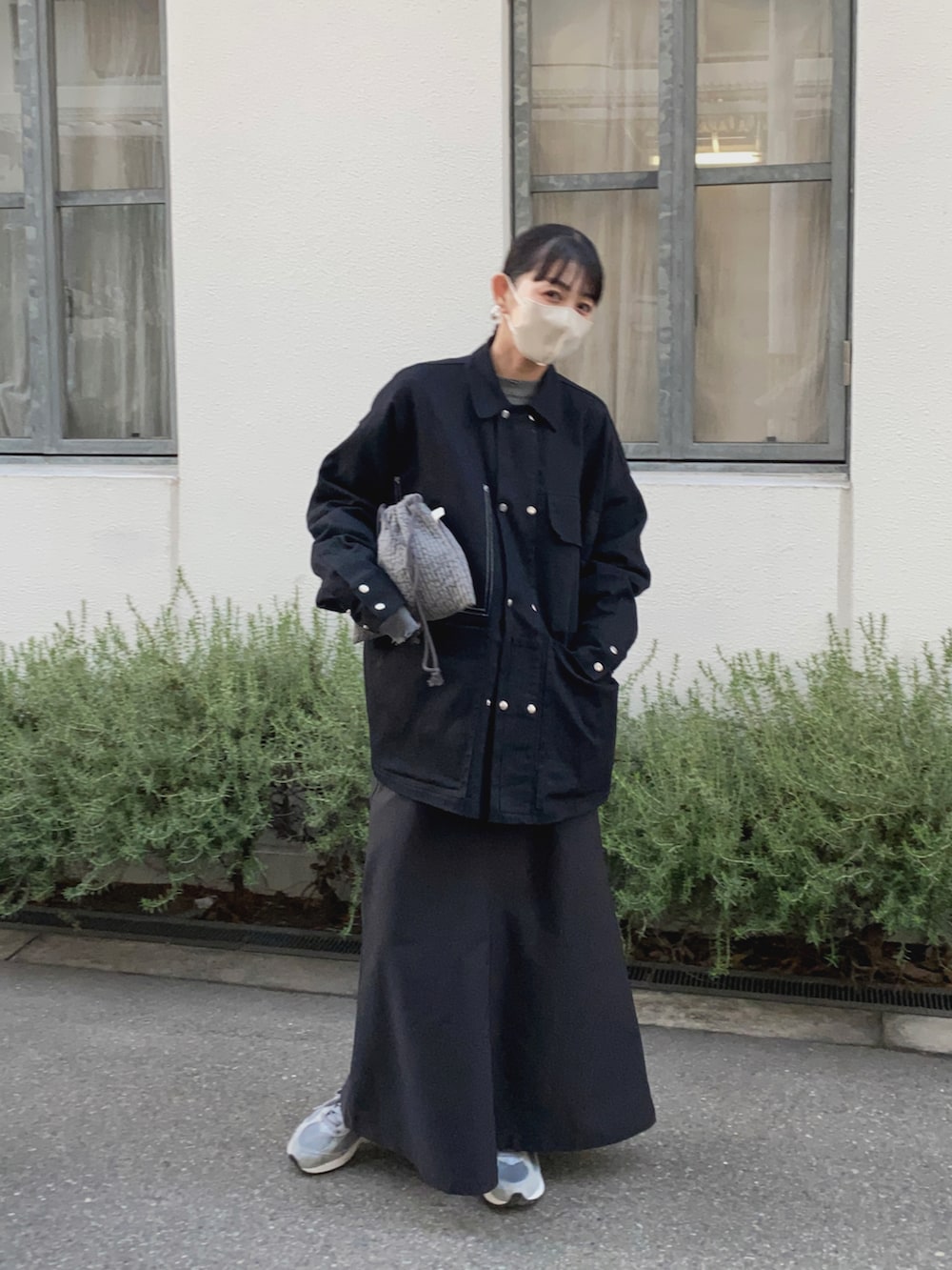 ブラック系のジャケット/アウター、ブラック系のスカート、グレー系のスニーカーを着用したレディースの冬コーディネートの3枚目の写真