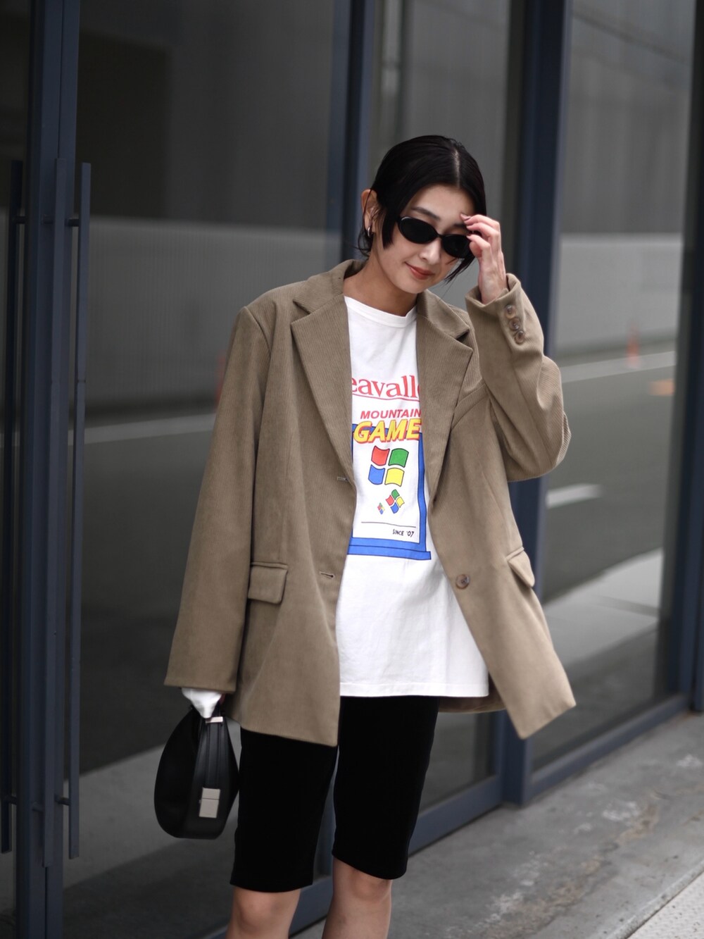 ベージュ系のテーラードジャケット、ブラック系のその他パンツ、ブラック系のブーツを着用したレディースの秋コーディネートの4枚目の写真