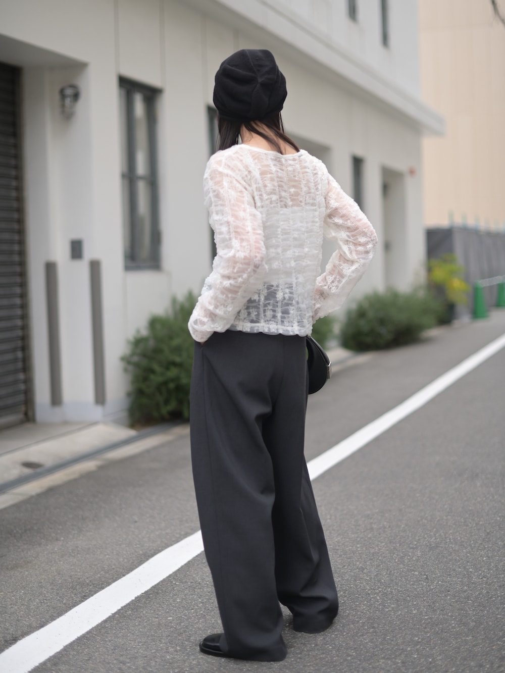 ホワイト系のシャツ/ブラウス、ブラック系のハンドバッグ、ブラック系のベルトを着用したレディースの夏コーディネートの3枚目の写真