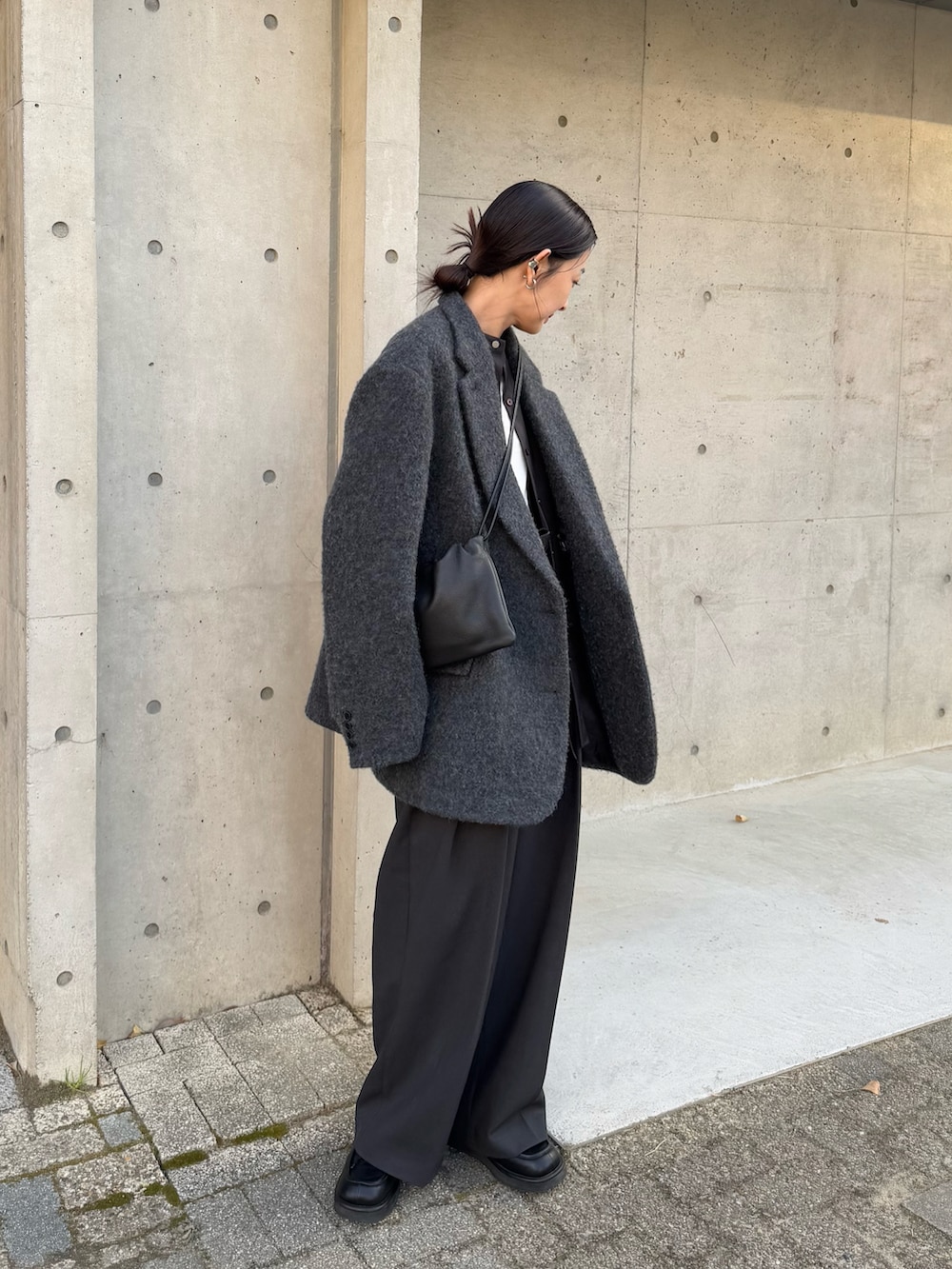 グレー系のシャツ/ブラウス、グレー系のその他パンツ、ブラック系のローファーを着用したレディースの冬コーディネートの3枚目の写真