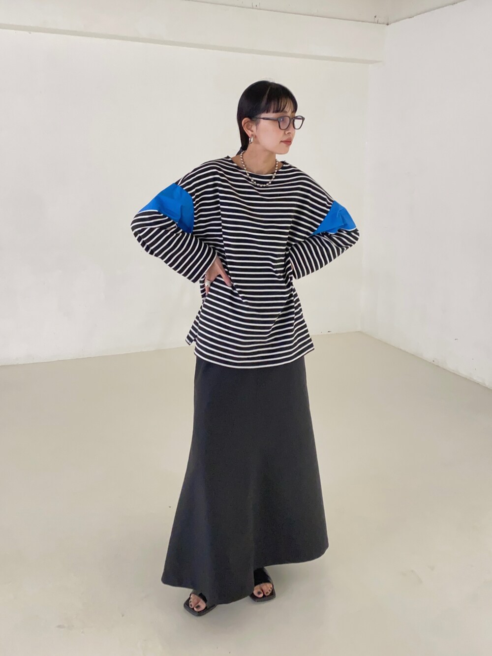 ブルー系のTシャツ/カットソー、ブラック系のスカートを着用したレディースの春コーディネートの4枚目の写真