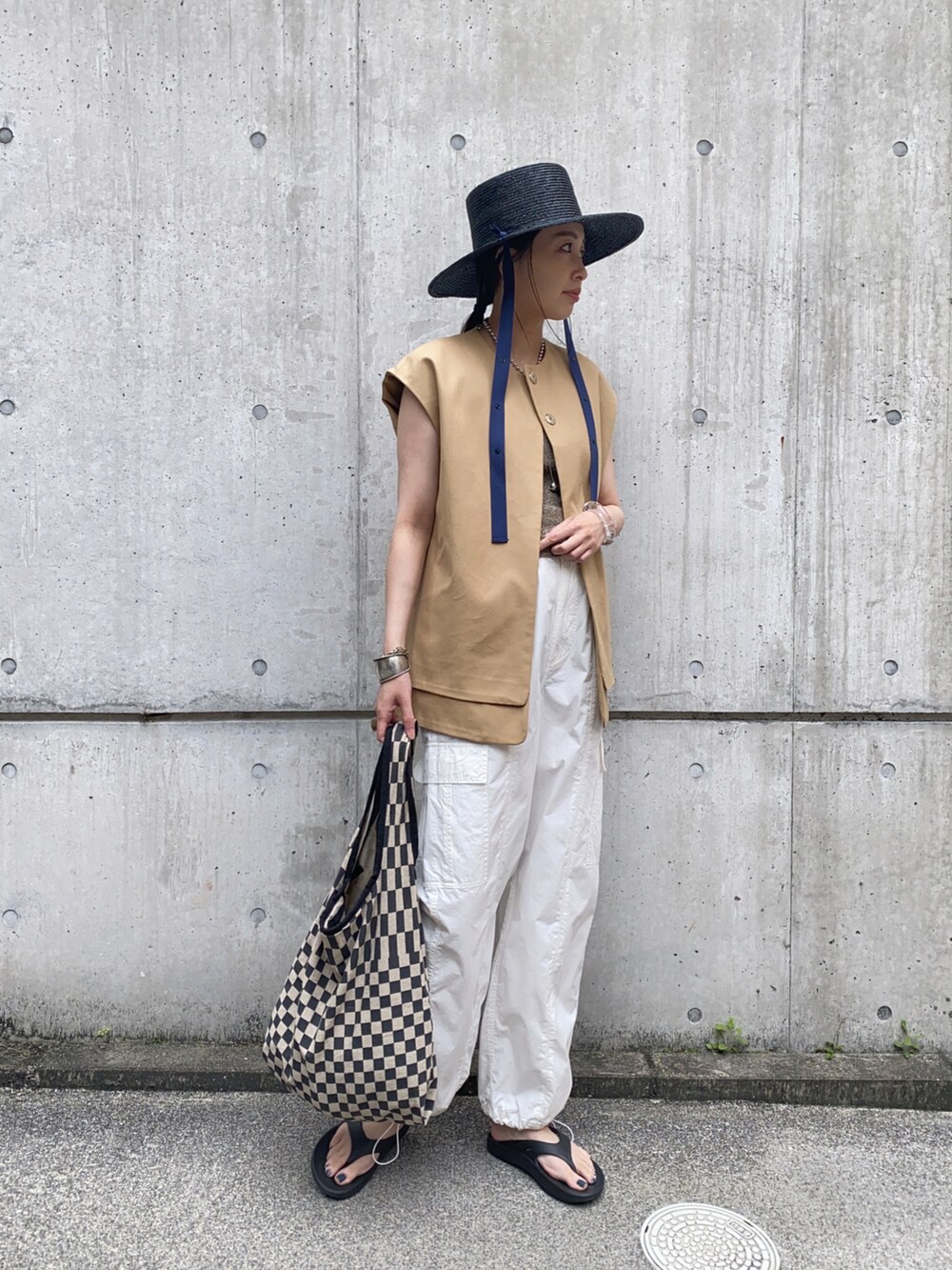 ベージュ系のその他アウター、ホワイト系のその他パンツ、ブラック系のサンダルを着用したレディースの夏コーディネートの2枚目の写真